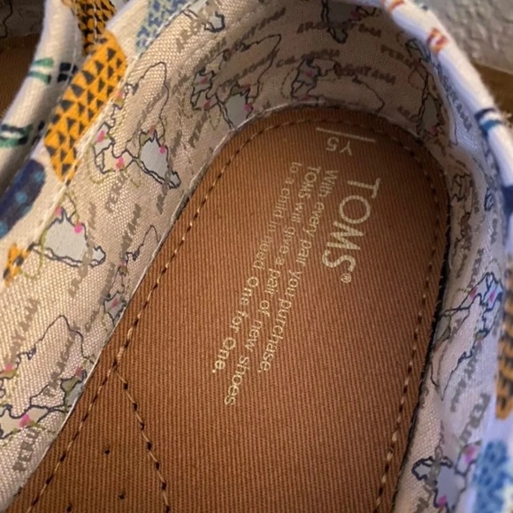 TOMS Llama Slip On Canvas Shoes - Picture 3 of 8